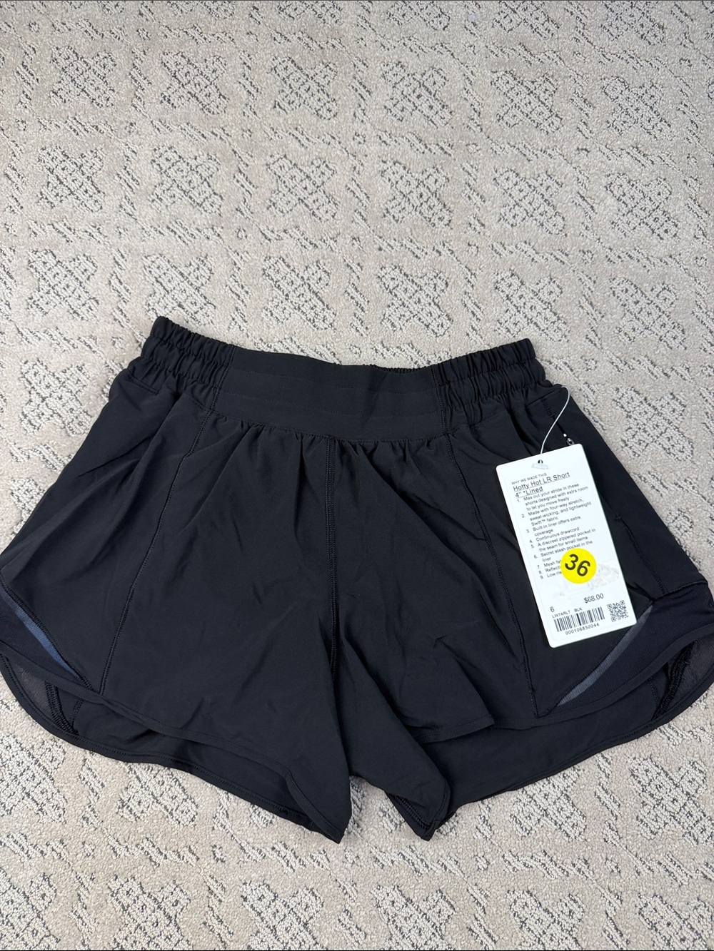lululemon NWT sz 6 4” Hotty hot Blk